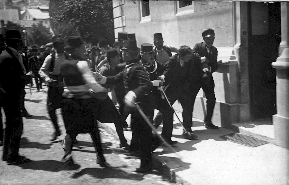 gavrilo_princip_captured_in_sarajevo_1914_kopie.jpeg