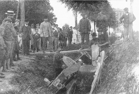 Marinetti's vehicle in a ditchUnknown Photographer1908