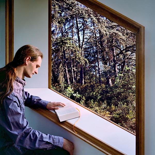 hiryczuk_van_oevelen_man_reading_by_a_window_2007_1.jpg